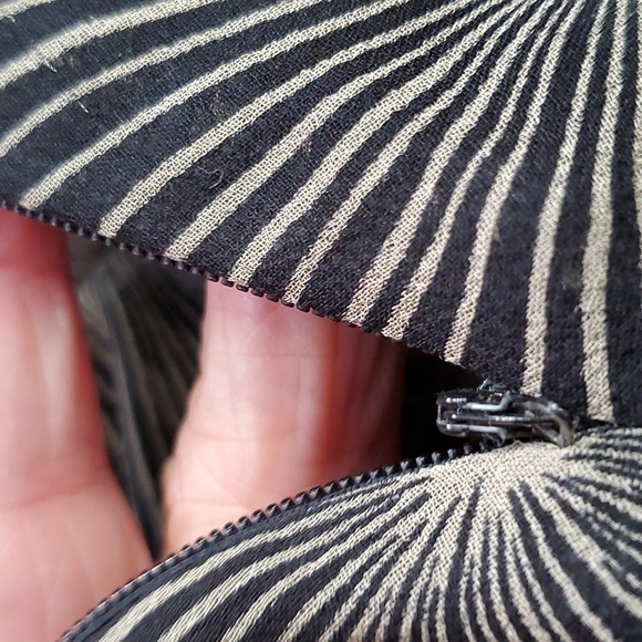 RAFELLA 100% SILK SKIRT. Geometric flower print. Size 10. Flowing look. Y2K - Picture 10 of 10